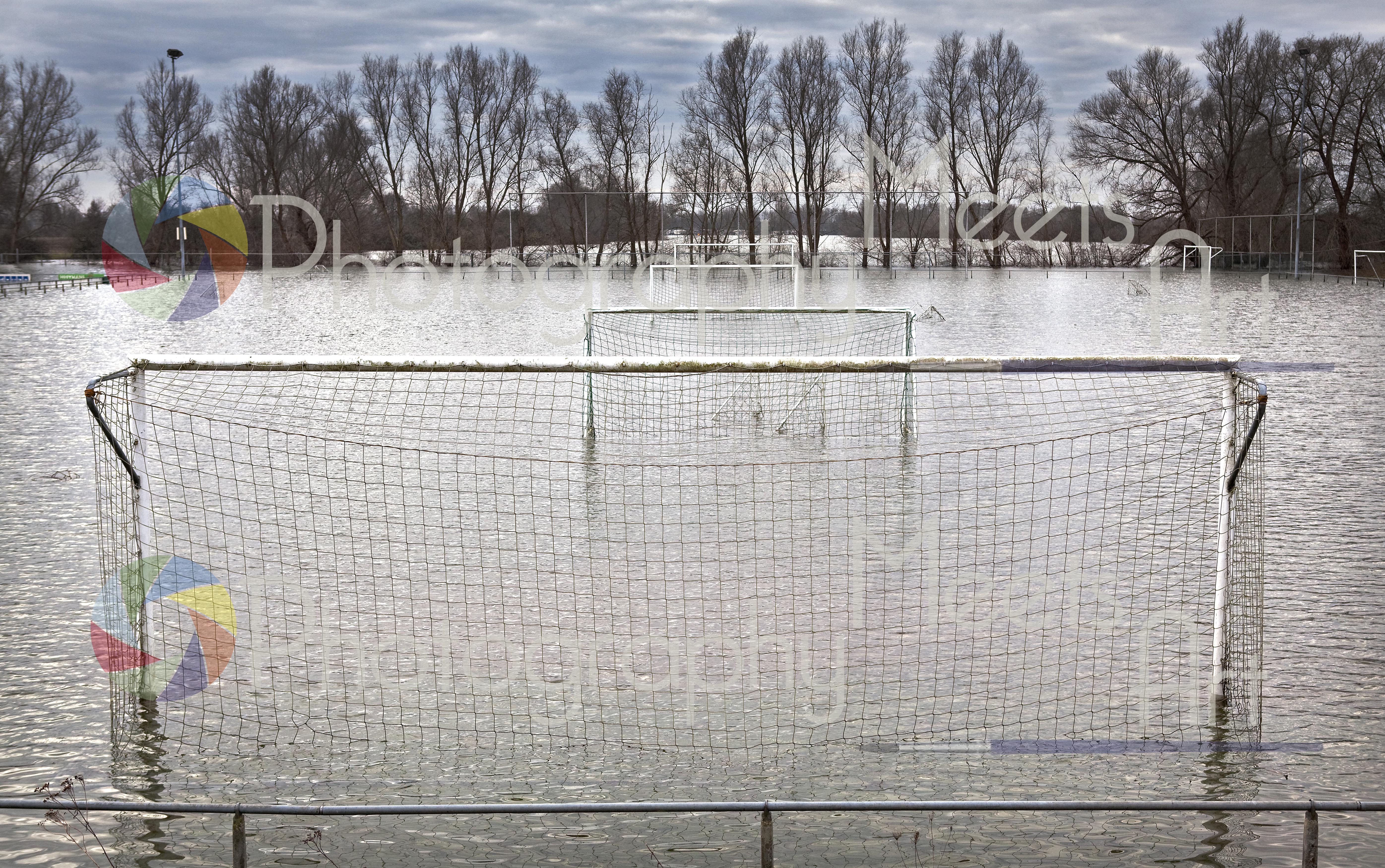 Ondergelopen voetbalveld